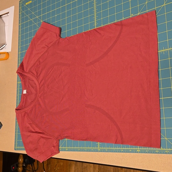 LULULEMON Swiftly Tech Short Sleeve Crew Top 4 Berry Cherry Red Running EUC B34. - Picture 6 of 8